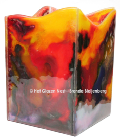 Glazen urn in abstract oranje