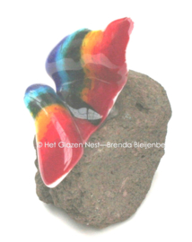 Speelse regenboog vlinder als mini urn
