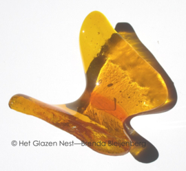 Kleine vlinder in oranje glas