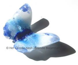 Kleine vlinder in wit en aqua glaskleuren