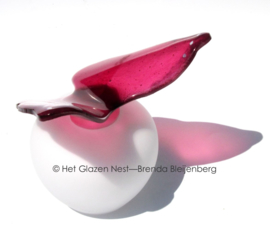 Roze vlinder op witte bol urn