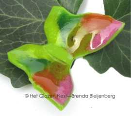 groene vlinder met licht roze accenten