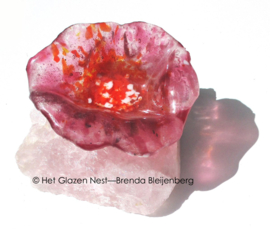 Roze bloem op rozenkwarts