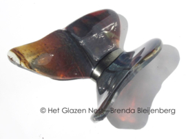 Dansende vlinder in oker en bruin