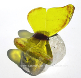 Dansende gele vlinder als mini-urn