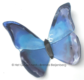 Grote glazen vlinder in blauw en lavendel