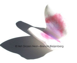Kleine vlinder in roze en lila glas