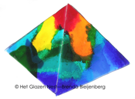 Glaskunst piramide iin abstracte regenboog kleuren