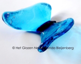 vliegende vlinder in zee blauwe kleuren