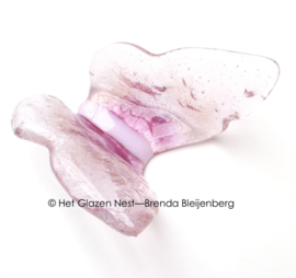 Glazen vlinder in zacht roze