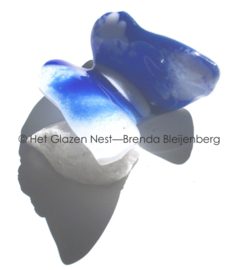 Kleine vlinder in wit en blauw glas