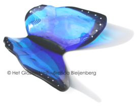 Blauwe glas vlinder voor grafsteen