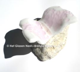 Kleine witte vlinder met roze stipjes