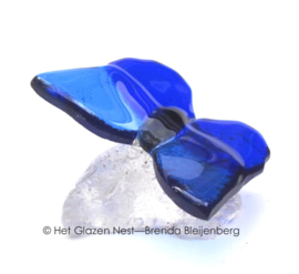 kobaltblauwe vlinder op casting glassteen