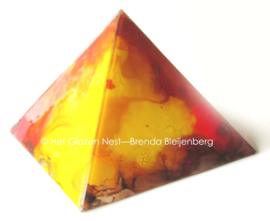 Glazen piramide-urn in aardekleuren