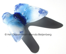 Kleine vlinder in wit en aqua glaskleuren