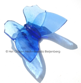 Vlinder in lichtblauw glas