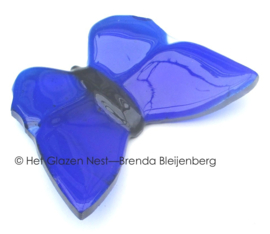 Blauwe vlinder in doorzichtig glas