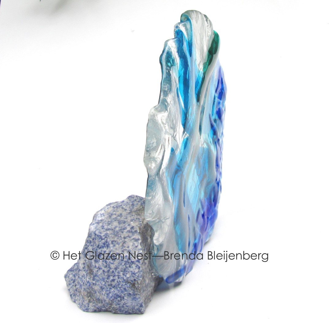 blauwe cirkel in grillig glas