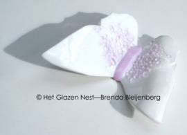 Grote witte vlinder met licht roze accenten