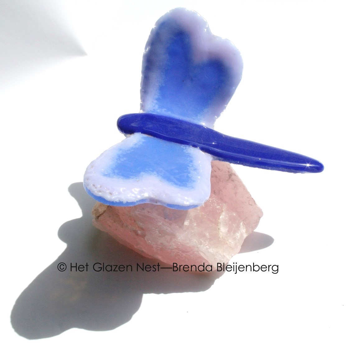 Abstracte libelle op rozenkwarts