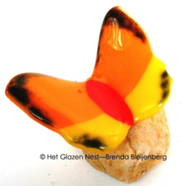 Kleine oranje vlinder van glas