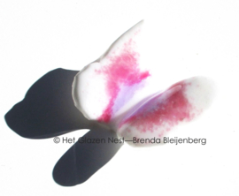 Kleine vlinder in roze en lila glas