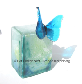 Urn “Aqua vlinder in het groen”