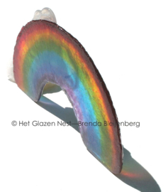 Regenboog met wolkjes als gedenkobject in glaskunst