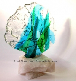 Abstracte boom in transparant groen en blauw op een brok bergkristal