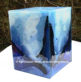 Blauwe urn van glaskunst
