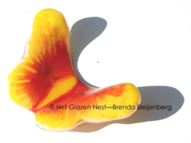Glazen vlinder met rode accenten