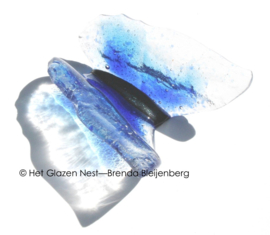 Glazen vlinder met blauwe accenten