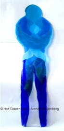 blauw sculptuur "ouder en kind"