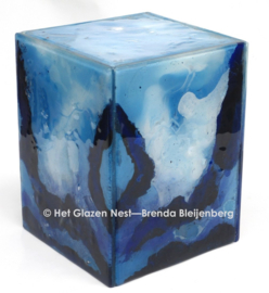 Blauwe urn van glaskunst