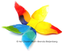 Glazen bloem in regenboogkleuren