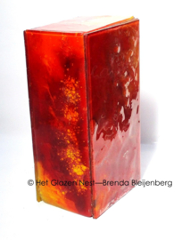 Glazen urn in rood en geel