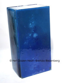 Blauw glazen zuil als urn