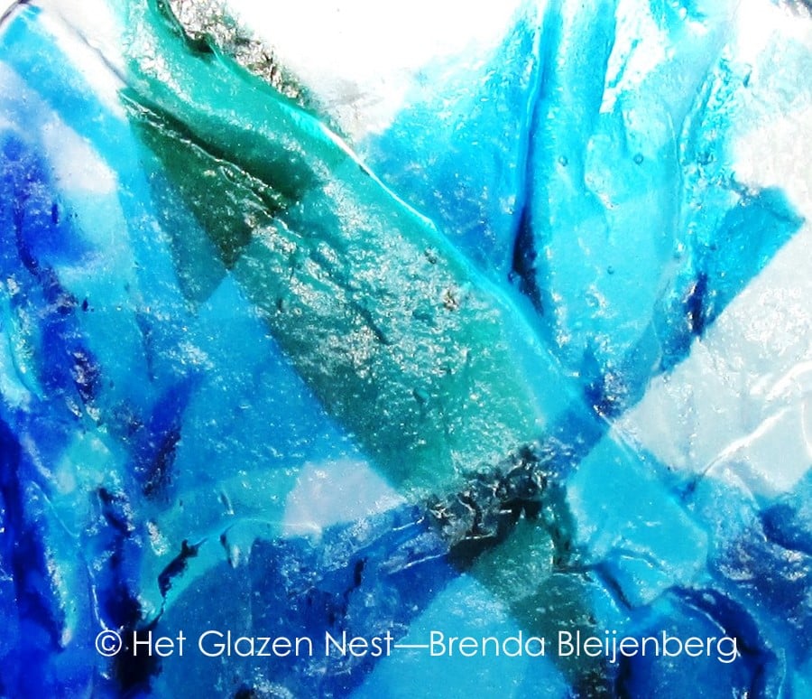 blauwe cirkel in grillig glas