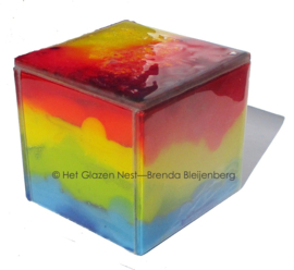 Glaskunst urn in regenboog kleuren