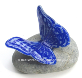 Bijzondere glaskunst vlinder op steen