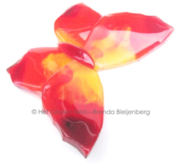 Glazen vlindertje in rood en oranje kleuren
