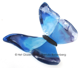 Grote glazen vlinder in blauw en lavendel