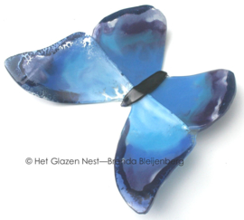 Grote glazen vlinder in blauw en lavendel
