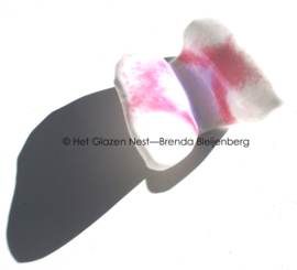 Kleine vlinder in roze en lila glas