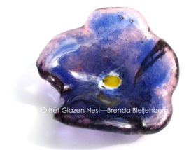 Paarse bloem in abstract glas