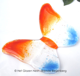 Vliegende glasvlinder in oranje, blank en blauw