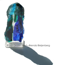 Silhouet van een mens in glaskunst