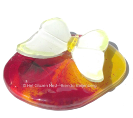 Kleine gele vlinder op oranje en rood glas