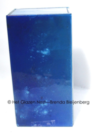 Blauw glazen zuil als urn